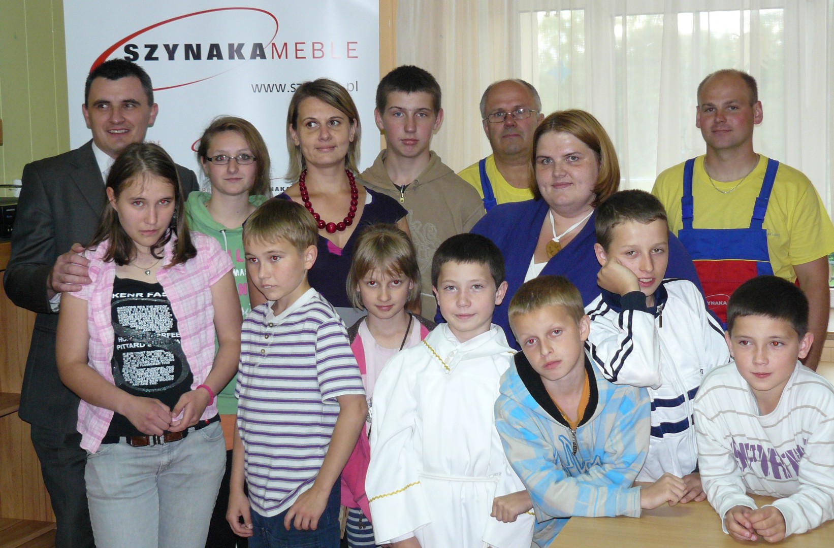 Wychowankowie Domu Dziecka w Supraślu z opiekunkami i pracownikami firmy Szynaka Meble.