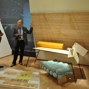 Jedna z ekspozycji firmy Schattdecor na targach „Interzum 2013”, przedstawiająca trend „Progress”. Trend ten wyróżnia się połączeniem żywej kolorystyki i zróżnicowanych materiałów. Fot. Urszula Koronczewska