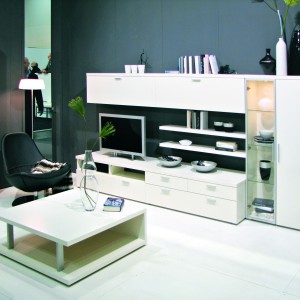 Firma Fif Mobelvertriebs oferuje m.in. biały zestaw do salonu o minimalistycznych formach i horyzontalnych liniach. Fot. Archiwum