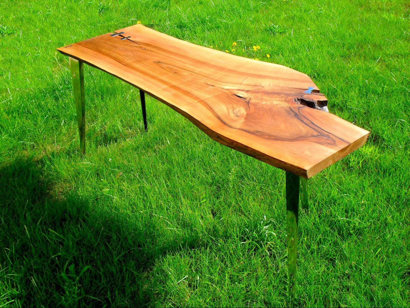 Stół Devills Furniture, wykonany z zachowanej, szerokiej drewnianej deski z pęknięciami. Widoczne piękne słoje nawiązują do natury.
Fot. archiwum projektanta 