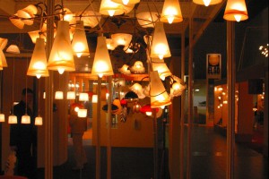 Lampy w polskich salonach meblowych - świetlana przestrzeń