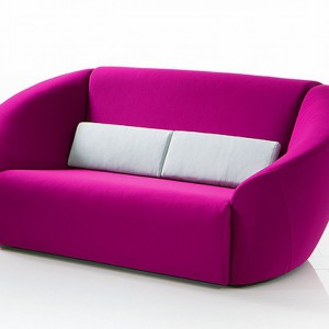 Sofa Avec plaisir w fuksjowym odcieniu. Fot. Bruhl
