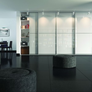 Białe szkło, zwłaszcza odpowiednio oświetlone gwarantuje wyjątkowe efekty estetyczne. Na zdjęciu: system aluminiowy 