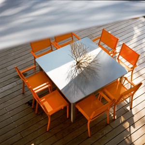 Krzesła „Costa” francuskiego producenta Fermob. Fot. Home Garden Art