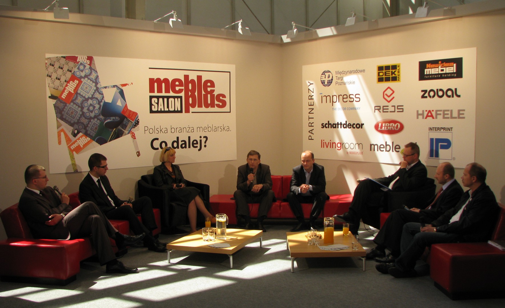 "Róbmy swoje!" - to wniosek z burzliwej dyskusji, którą zorganizowała redakcji miesięcznika "Meble Plus" w Poznaniu w 2009 r. Fot. archiwum 