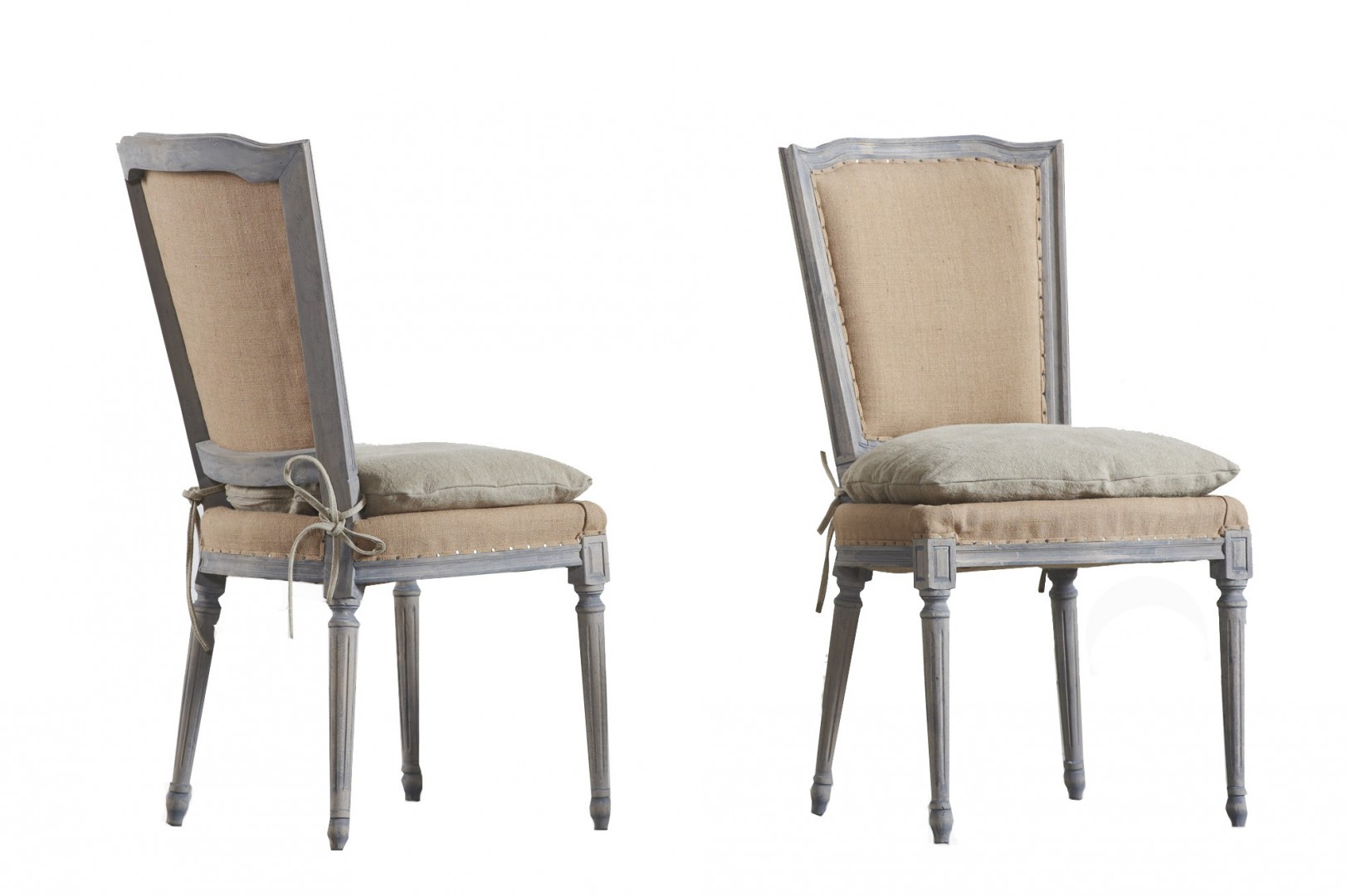 Krzesła w rustykalnym stylu będą ciekawie się prezentowały przy nowoczesnym stole. Fot. Dialma Brown