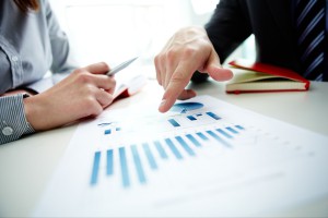 Foldery i katalogi firm z branży meblarskiej jako element strategii marketingowej