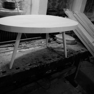 Dopasowywanie nóżek stolika oraz przygotowanie do klejenia. Fot. Projekt Drewno