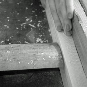 Struganie materiału z grubości odbywa się przy użyciu strugarki-grubościówki. Fot. Projekt Drewno