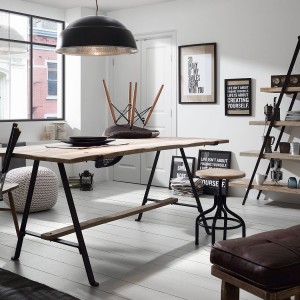 Stół o industrialnej stylistyce. Producent: La Forma. Fot. Le Pukka concept store