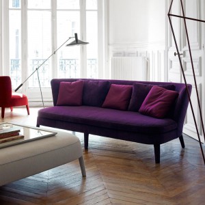 Soczysty, śliwkowy fiolet i klasyczna forma sprawiają, że sofa jest wyjątkowo stylowa. Fot. Maxalto