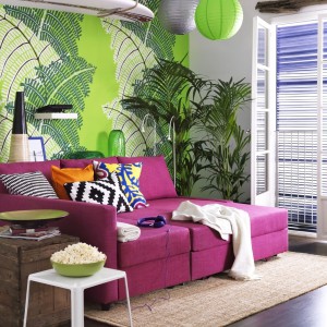 Różowa sofa. Fot. IKEA