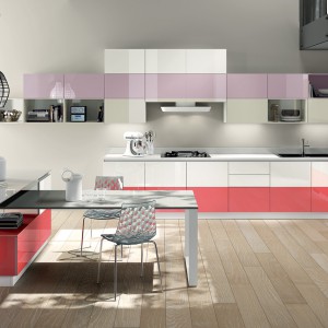 Kolory w kuchni będą ciekawie wyglądały jeśli ułożymy je w fantazyjny sposób. Fot. Scavolini