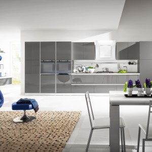 Zestawienie szarości w połysku i bieli. Fot. Home Kitchens