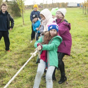 Do wspólnego sadzenia drzewek producent zaprosił dzieci ze Społecznej Szkoły Podstawowej w Żarach. Fot. Kronopol