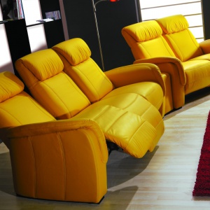 Home Cinema to zestaw zaprojektowany z myślą o wygodzie użytkownika. Siedziska z funkcją relaksu i regulowanymi zagłówkami, umożliwiają ustawienie ich w dowolnej pozycji, zapewniając siedzącemu maksymalny komfort. Fot. Etap Sofa