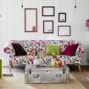 Sofa otulona kwiatową tkaniną. Fot. Długa showroom