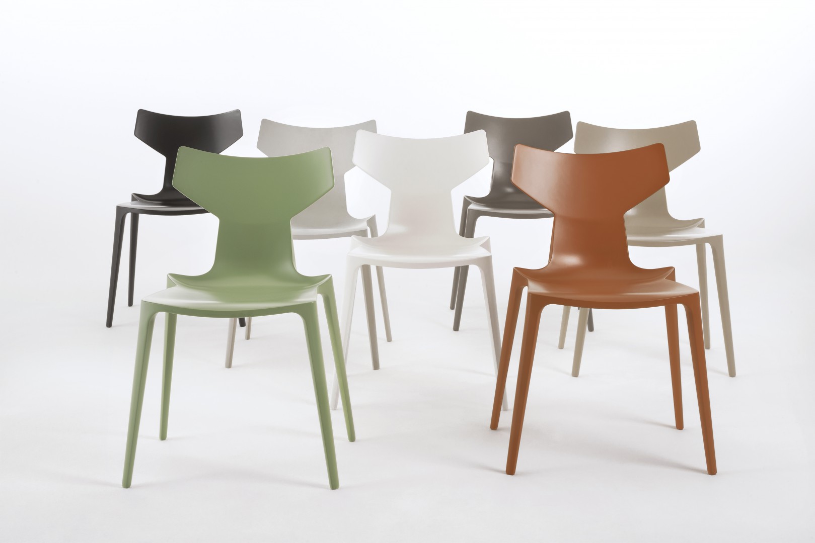 Krzesła "Organic" z oferty firmy Kartell. Fot. Kartell