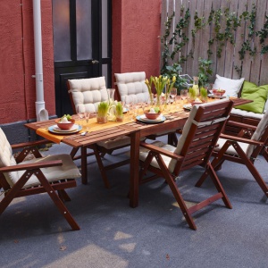 Na tarasie lub w ogrodzie doskonale sprawdzi się nowoczesny, lekki design rodem ze Skandynawii. Fot. IKEA