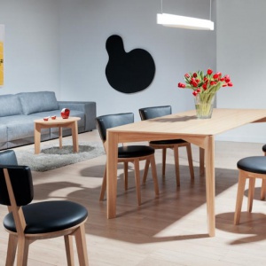 Stół Xylo. Projekt Tomka Rygalika dla Comforty. Fot. Ernest Winczyk