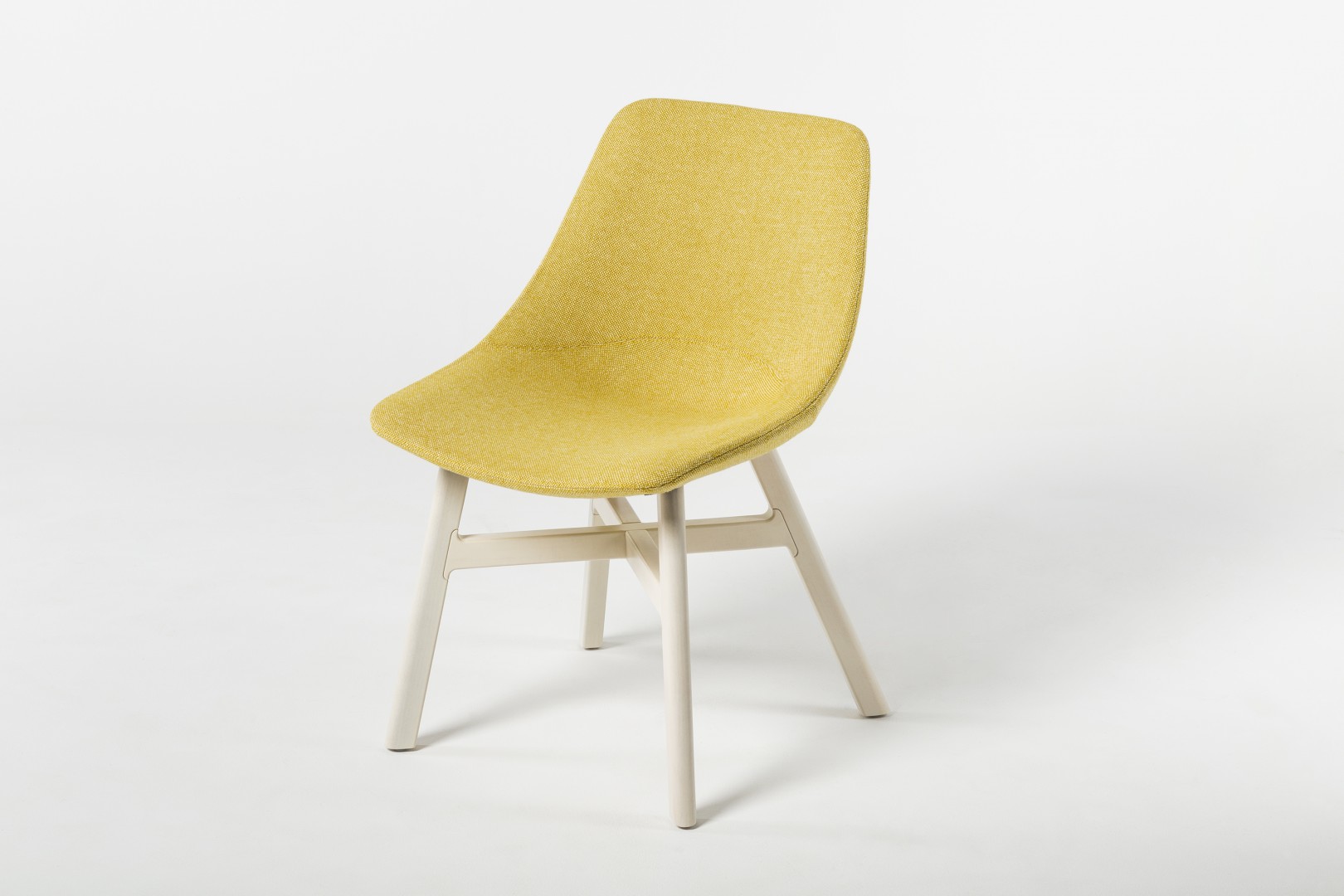 Nowe krzesło z kolekcji Mishell (Noti) na drewnianych nogach. Fot. Noti