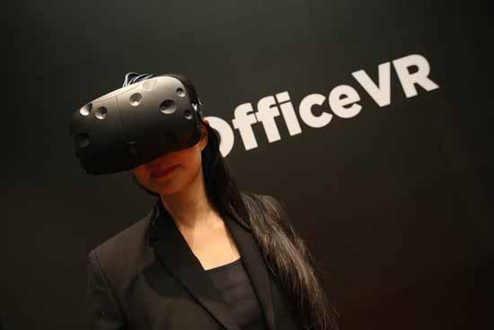 Aplikacja #OfficeVR wykorzystuje technologię rozszerzonej rzeczywistości. Fot. Grupa Nowy Styl