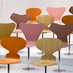 Kolekcja najsłynniejszych krzeseł firmy Fritz Hansen, w tym 