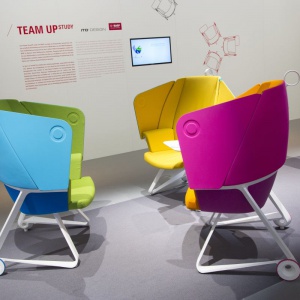 Fotele niemieckiej firmy Interstuhl o niezwykle oryginalnej formie. Fot. Koelnmesse