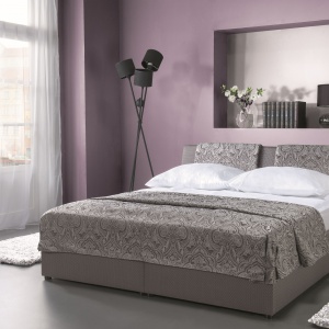 W łóżku tapicerowanym Komfort zastosowano podnośnik gazowy, który ułatwia podnoszenie stelaża. Fot. Libro