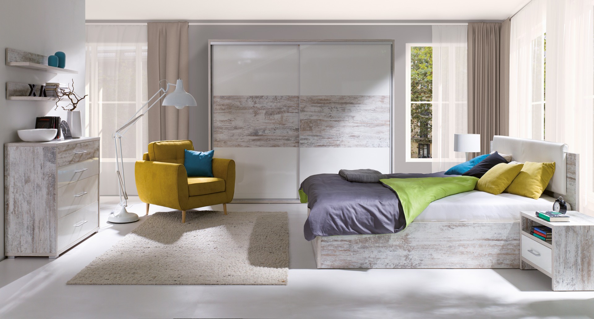 Sypialnia Pola charakteryzuje się prostymi, minimalistycznymi kształtami. W skład kolekcji wchodzą szafy w dwóch szerokościach, komody, stoliki nocne i półki. Fot. Wajnert Meble