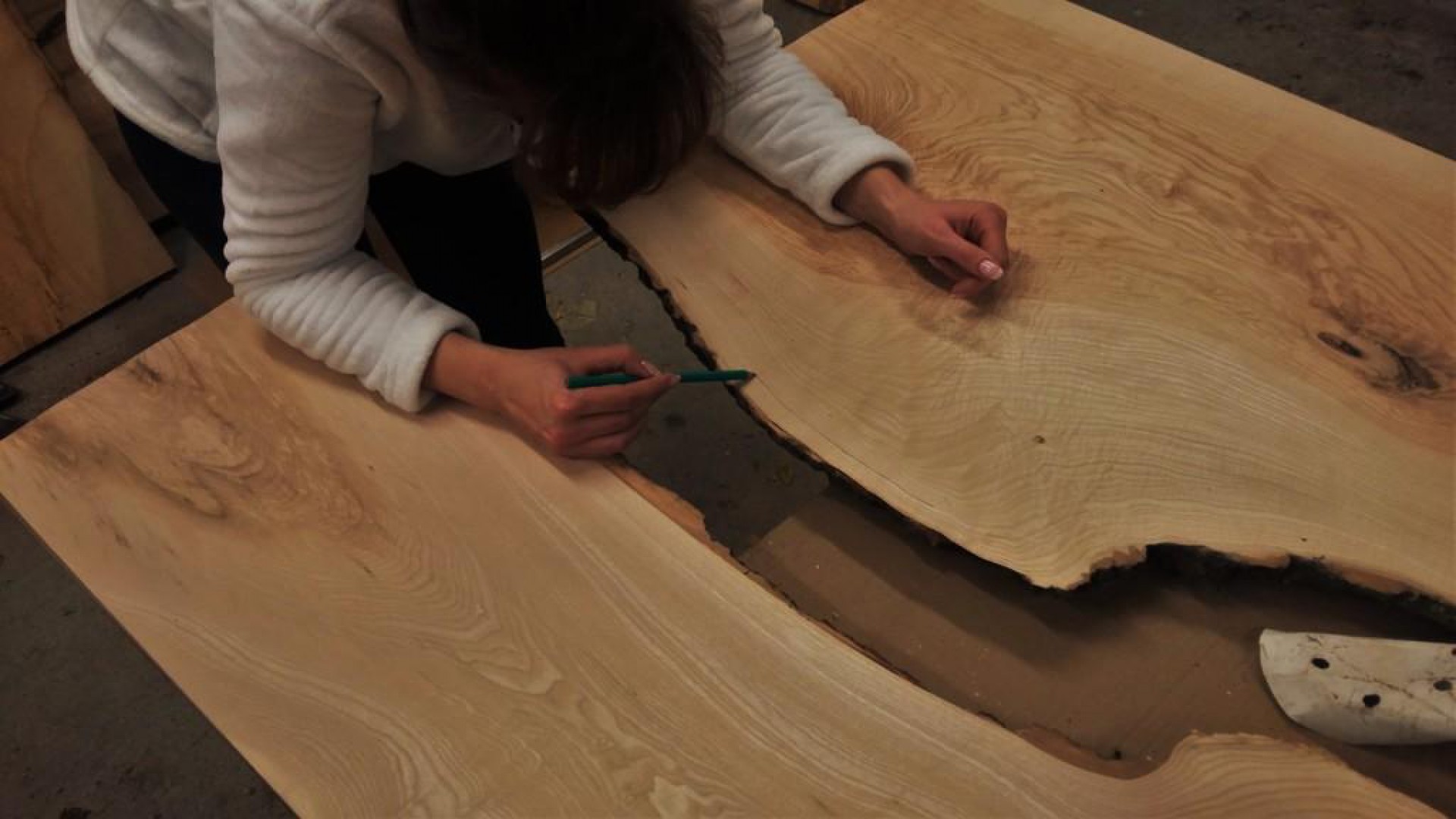 Proces wyboru desek na stół. Fot. Malita Just Wood