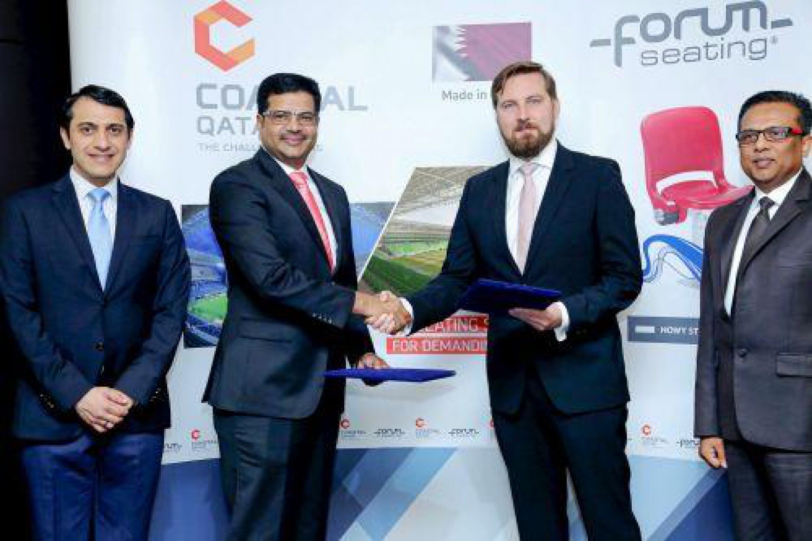 Na zdjęciu: Jakub Rachfalik, dyrektor zarządzający marki Forum Seating z przedstawicielami firmy Coastal Qatar (od lewej): Emad Izmegna – sales manager, Nishad Azeem – prezes zarządu oraz Junu Chandy Kurian – general manager. Fot. Grupa Nowy Styl