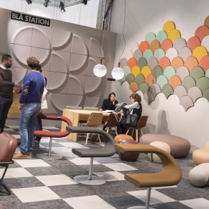 Ścienne panele akustyczne z serii „Ginkgo” i „Gaia” zostały wyeksponowane na stoisku szwedzkiej firmy Bla Station na targach „Orgatec 2016”. Fot. Koelnmesse
