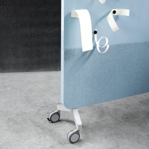 „Mood Fabric” szwedzkiej firmy Lintex – mobilne szklany ekrany akustyczne pokryte tkaniną dźwiękochłonną. Fot. Lintex