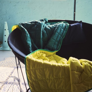 Fotel bujany. Projekt: Marcus Arvonen. Fot. IKEA