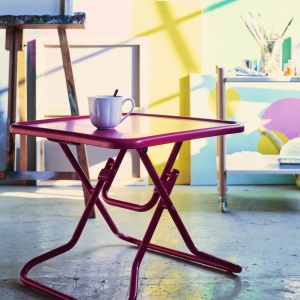 Składany stolik kawowy. Projekt: Jon Karlsson. Fot. IKEA