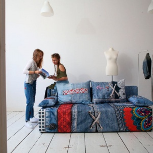 Sofa w wersji „Blue” z kolekcji „Play Full” firmy Libro zdobiona jest swoistym patchworkiem wykorzystującym przeskalowane motywy. Fot. Libro