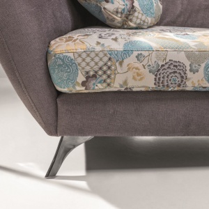 Wśród nadruków zdobiących tapicerkę największą popularnością cieszą się motywy naturalne. Na zdjęciu: sofa „Vittorio” firmy Stagra. Fot. Stagra