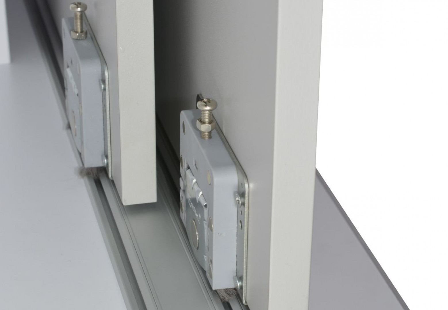 Compact firmy Sevroll-System - system do szaf wolnostojących z drzwiami przesuwnymi. Fot. Sevroll-System