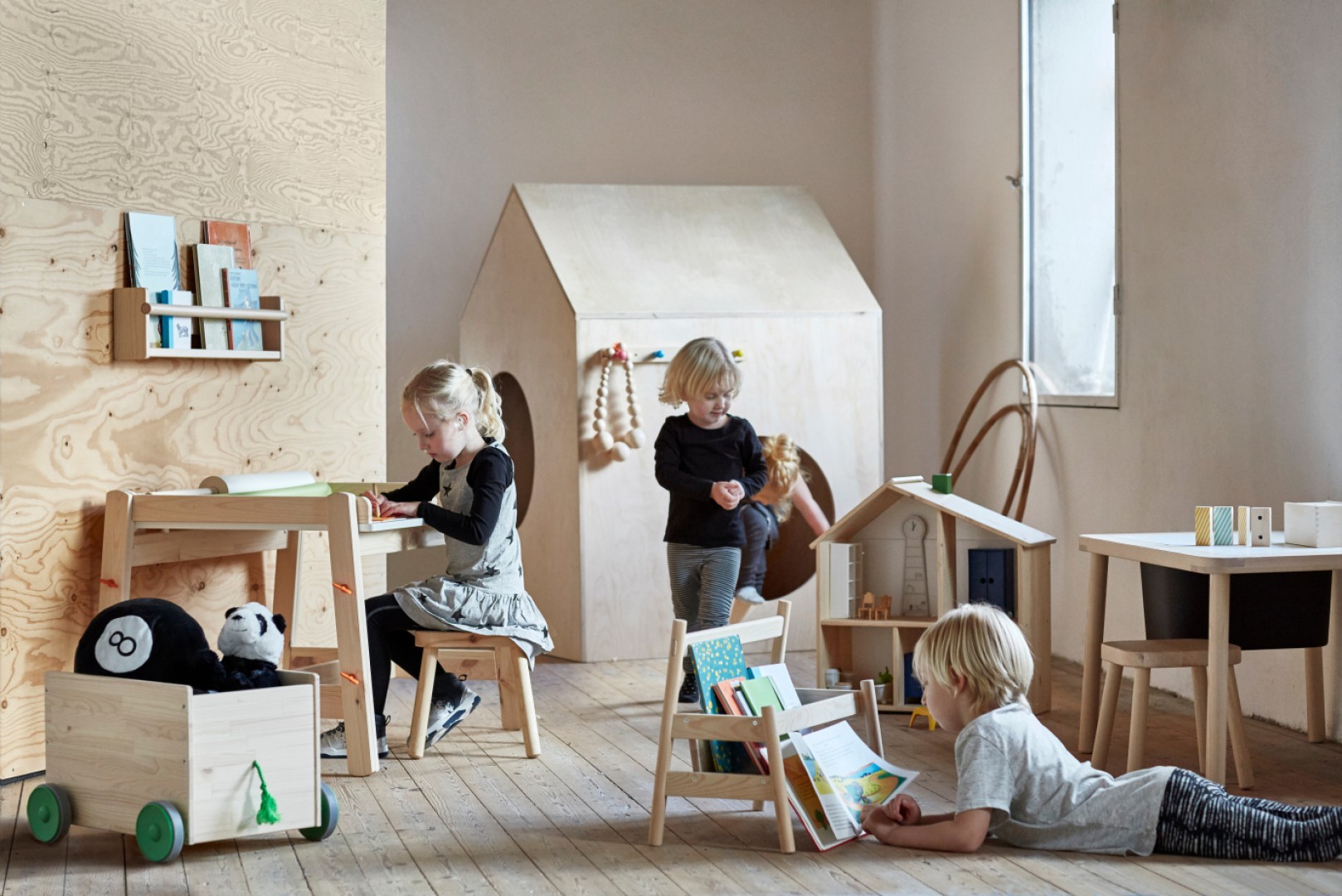 Seria mebli dziecięcych IKEA Flisat wykonana w 100% z drewna. Fot. IKEA