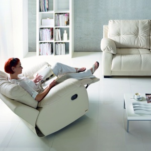 Fotel „Relax” (Gala Collezione). Wyprofilowany kształt pozwala na długie godziny wypoczynku w najbardziej ergonomicznej pozycji. Mebel ma możliwość wysunięcia podnóżka i łagodnego pochylenia oparcia oraz uruchomienia funkcji bujania. Fot. Gala Collezione