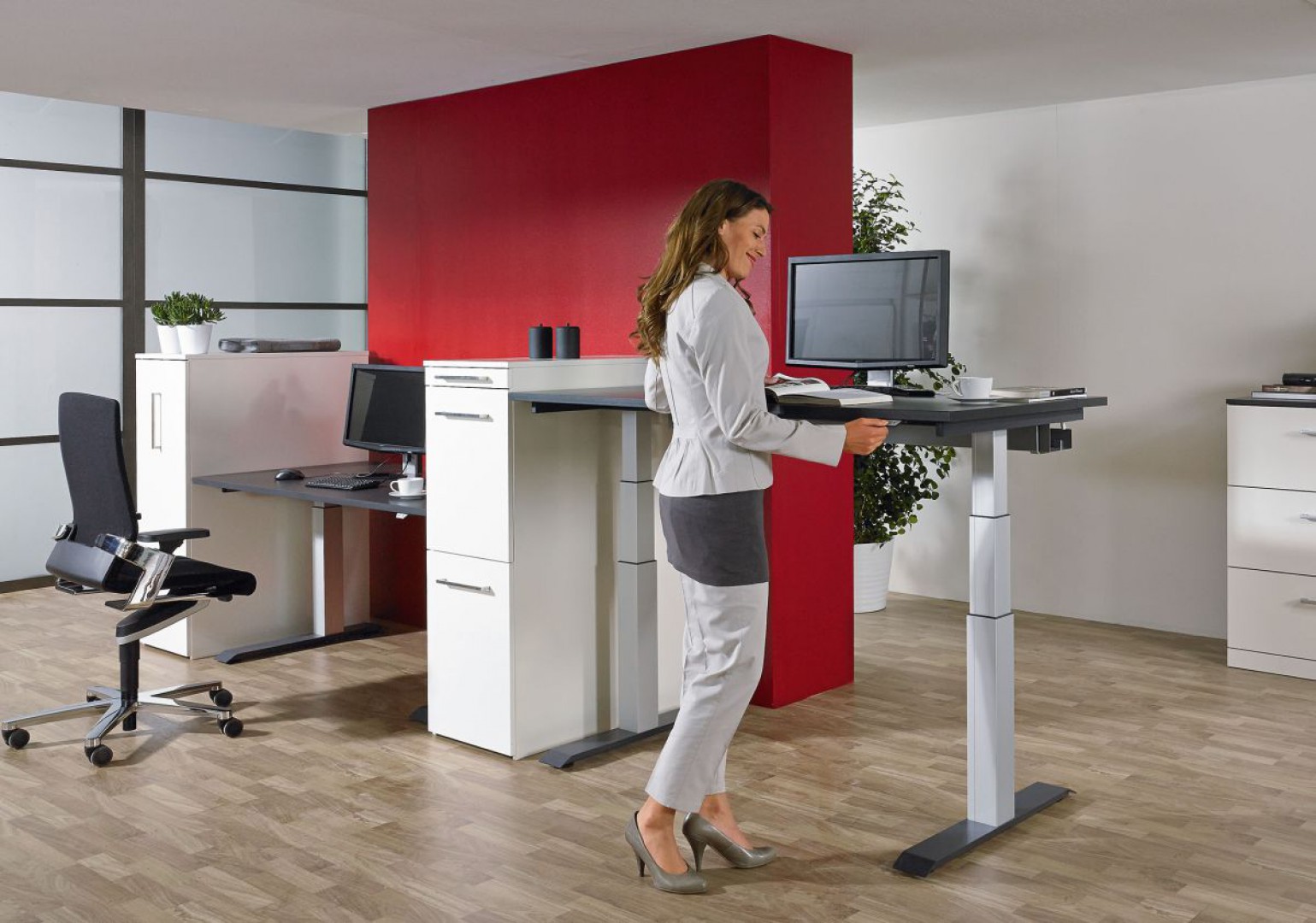 Ergonomiczne meble biurowe wyposażone w nowoczesne systemy pozwalają pracownikom na wybór wygodnej pozycji pracy. Fot. Hettich