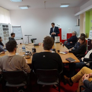 Spotkanie studentów z prezesem zarządu firmy Gamet Pawłem Szczepkowskim. Fot. Gamet