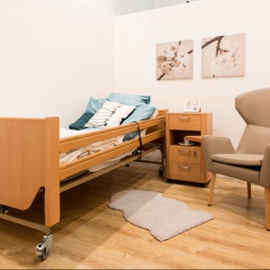 Łóżko, szafka nocna i fotel z kolekcji „Senior” (Paged) – każdy z tych sprzętów wyposażony jest w dodatkowe funkcje ułatwiające ich użytkowanie.