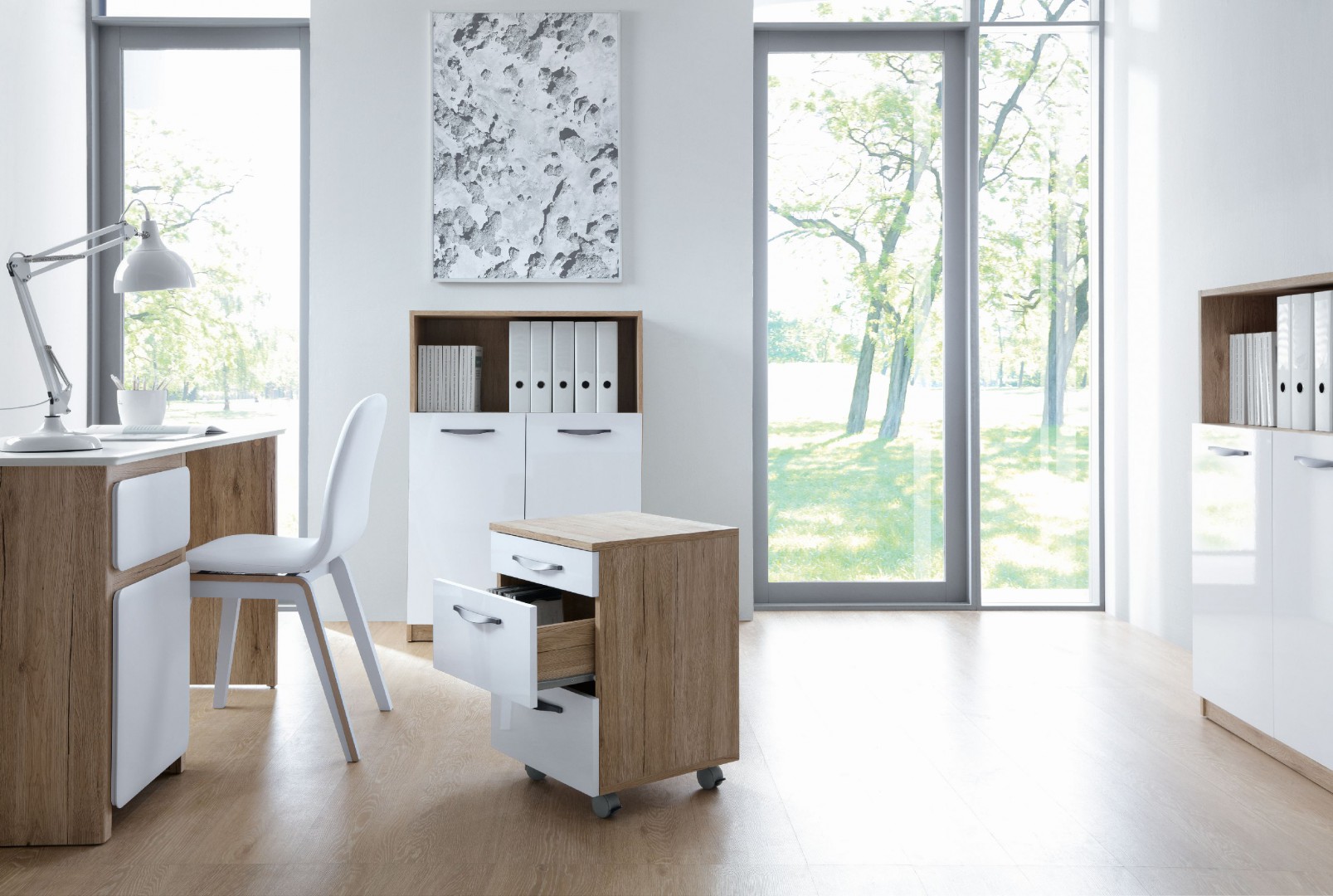 W ramach kolekcji Executive dostępnych jest wiele elementów, które pozwolą zaaranżować wygodny kącik wypoczynkowy. Fot. Black Red White 