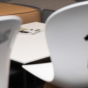 Specjalna strefa na stadionie Wisły Kraków, która została zaaranżowana przez firmę BoConcept. Fot. BoConcept