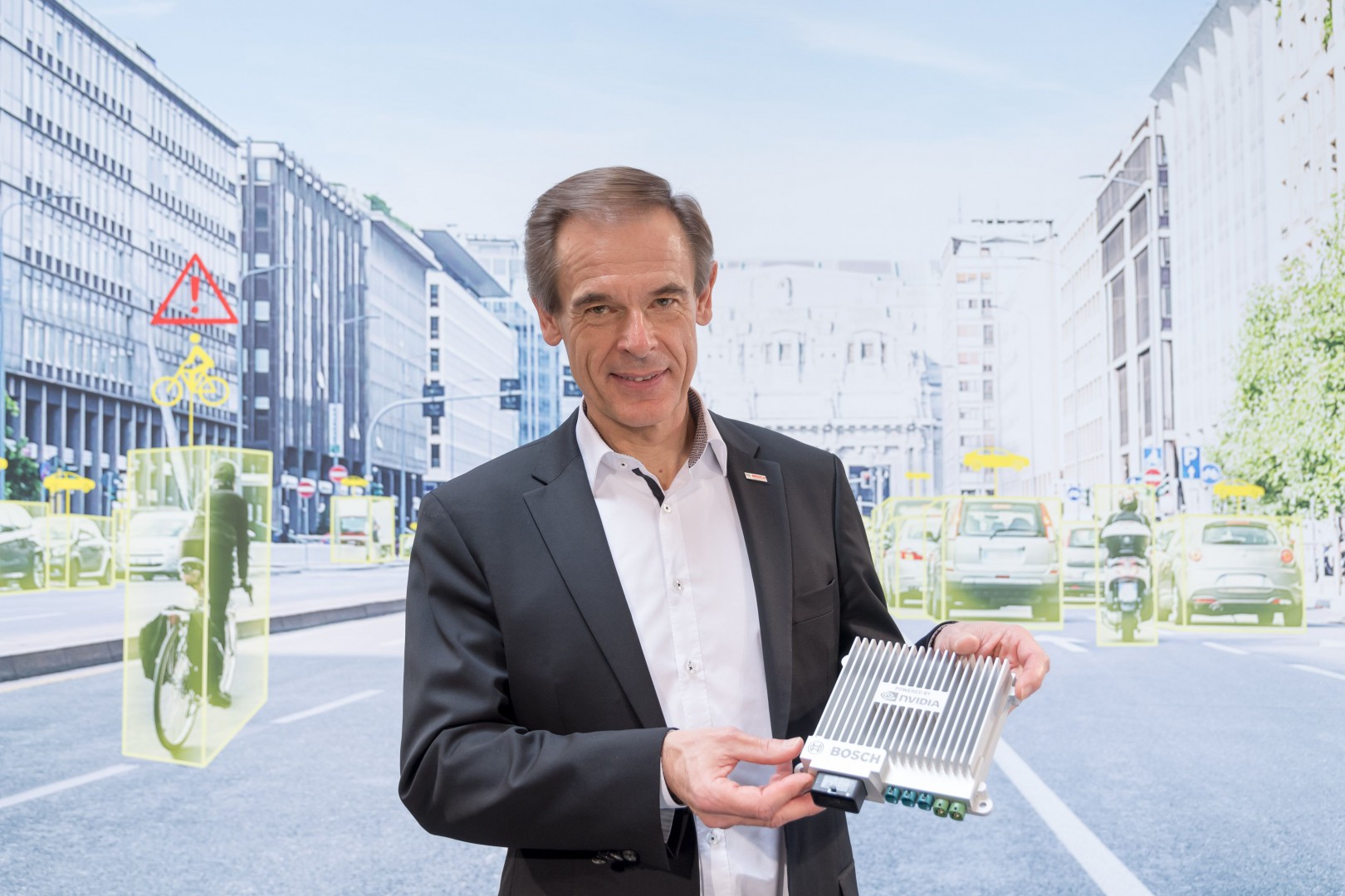 Prezes Volkmar Denner prezentuje moduł sztucznej inteligencji. Fot. Bosch