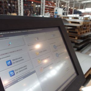 Ekran dotykowy zintegrowany z systemem ERP w jednej z fabryk mebli