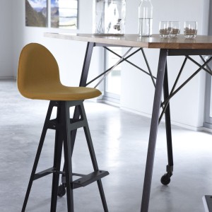 Hoker i stolik holenderskiej marki Spoinq. Fot. Spoinq/BM Housing