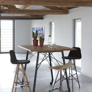 Krzesła i stół holenderskiej marki Spoinq. Fot. Spoinq/BM Housing
